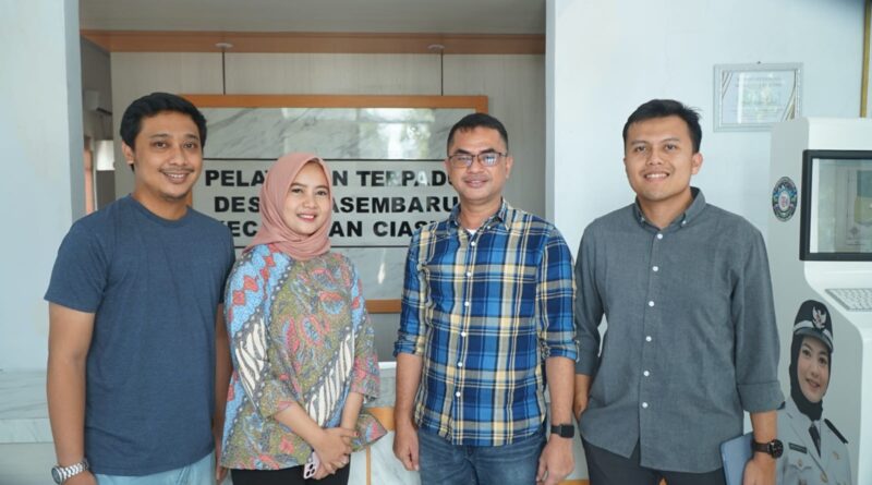 Team LUVTRIP Bersama Kepala Desa Ciasem Baru, Indah Aprianti SH. Subang. Jawa Barat (6/6/2024) Dokumentasi: LUVTRIP